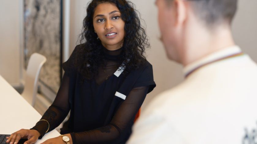 Logopæd Subanja Nahenthiram med klient der har stemmeproblemer også kaldt stemmevanskeligheder